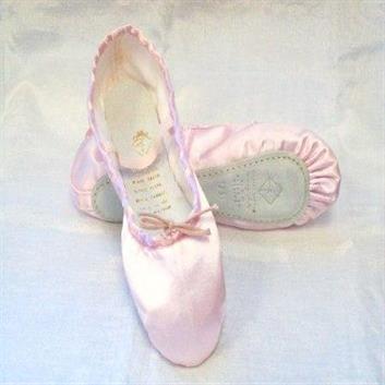 1030 Ballet in satin, pleated sole